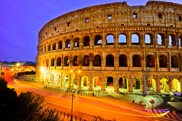 Obraz premium Widok na Koloseum o zmierzchu w Rzymie, Włochy