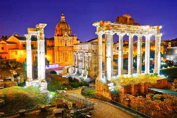 Fototapete View of the roman ruins at night in Rome, Italy. © Javen
