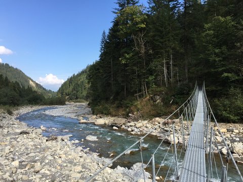 H&auml;ngebr&uuml;cke &uuml;ber einen Bergbach