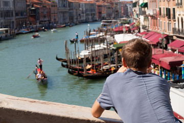 Fototapeta na wymiar Persona guarda Venezia