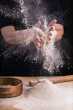 mani femminili che setacciano farina in cucina
