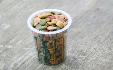 croquettes pour animaux dans doseur en plastique,