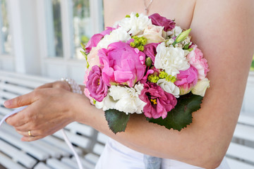 Obraz na płótnie Canvas bouquet / Bride in white dress with a bridal bouquet