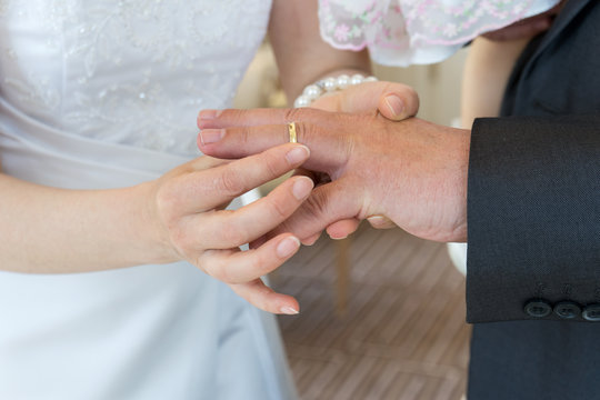 wedding ceremony / Bride puts the bridegroom's ehering to the finger