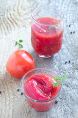 Tomatenstücke im Glas
