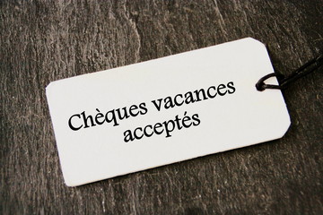 chèque vacances acceptés sur étiquette ,fond ardoise