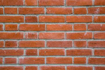 ein altes Mauerwerk aus roten Ziegelsteinen