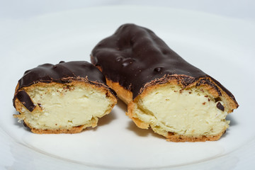 geschnittenes eclair auf weißem hintergrund cut eclair on white