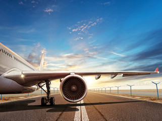Naklejka premium Close-up samolotu na pasie startowym w świetle słońca
