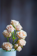 Obraz na płótnie Canvas Bouquet of tender creamy roses in vase
