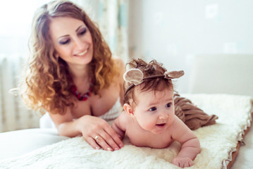 Obraz na płótnie Canvas naked baby with mother