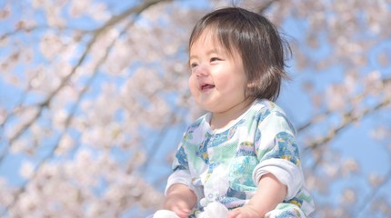 桜の花と笑顔のベビー