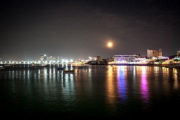 Fototapeta na wymiar Pattaya at night