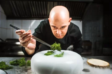 Türaufkleber Chef is concentrated on preparing modern molecular dish with pincers and liquid nitrogen © bodiaphoto