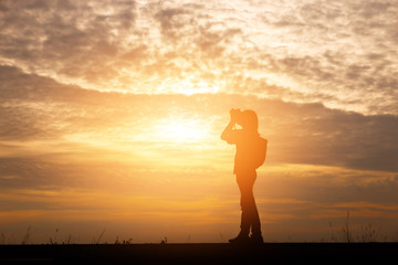 Fototapeta premium Silhouette woman shooting landscape photo