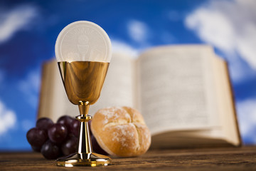 Obraz premium Symbol christianity religion a golden chalice with grapes and bread wafers