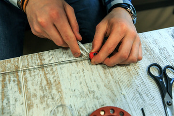 Male hands coil wire for the electronic cigarette. After-sales service of the e-cigarette.