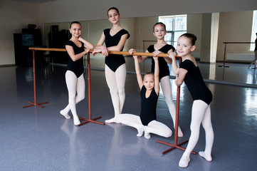 Obraz premium A group of children engaged in choreography.