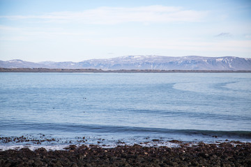 Plan d'eau et montagnes en Islande