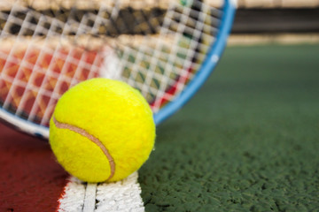 balle de tennie et raquettes sur terrain de tennis