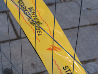 Achtung Stromkabel
