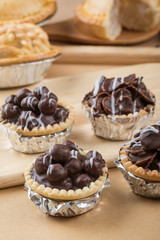 Mini chocolate tart with crunchy - Soft focus