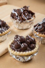 Mini chocolate tart with crunchy - Soft focus
