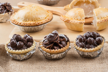 Mini chocolate tart with crunchy - Soft focus