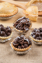 Mini chocolate tart with crunchy - Soft focus
