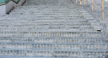 虎ノ門ヒルズの階段を流れる水