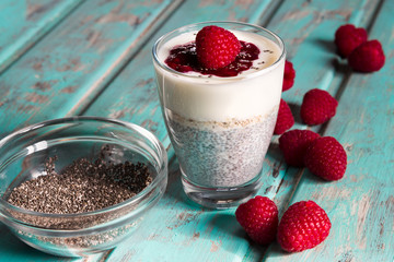 Chiasamen-Pudding mit Joghurt und frischen Himbeeren, Chiasamen-Superfood