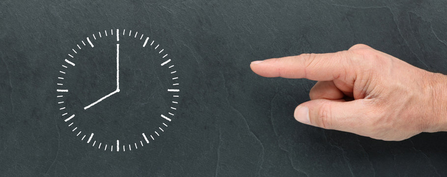 8 heures ou 20 heures &agrave; la craie et montrer du doigt sur ardoise