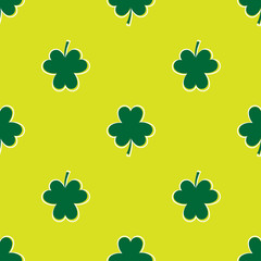 Naklejka premium Seamless background to the day of Patrick. clover leaves on a green background.