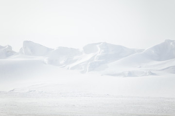 Een prachtig, minimalistisch landschap van sneeuwjacht in Noorwegen. Schoon, licht, high key, decoratieve uitstraling.