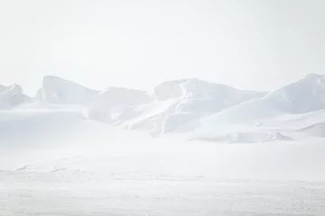 Türaufkleber Grau Eine wunderschöne, minimalistische Schneeverwehungslandschaft in Norwegen. Sauber, leicht, hoher Schlüssel, dekorativer Look.