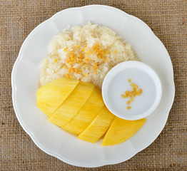 Sticky rice with mangoes with coconut milke