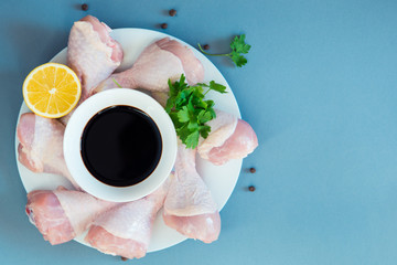 сырые куриные ноги с лимоном и зеленью.