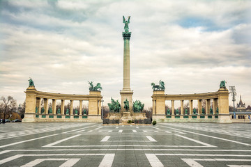 Obraz premium heroes square monument at Budapest, Hungary