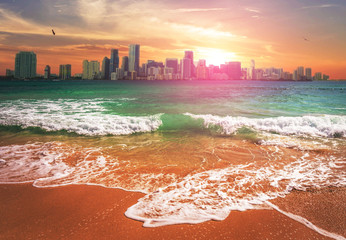 Naklejka premium Skyline Miami na Florydzie o zachodzie słońca