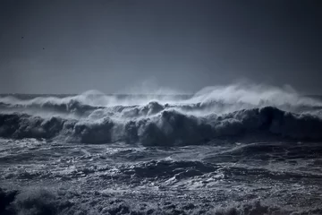 Fotobehang Stormachtige golven naderen kust © Zacarias da Mata