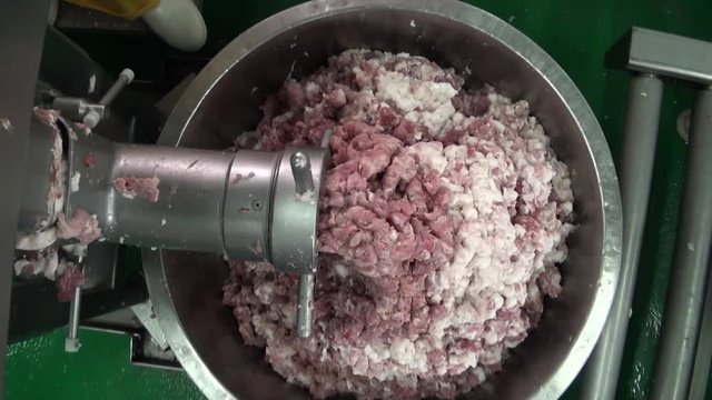 Forcemeat preparation in a meat grinder
