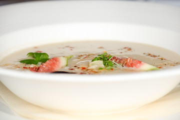 Zupa krem z owocami figowca w białej misce © PawelJakubowski