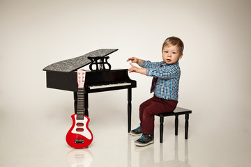 kleiner Star spielt Musik