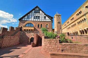 Wartburg in Eisenach, Burghof mit Gadem, Bergfried und Palas