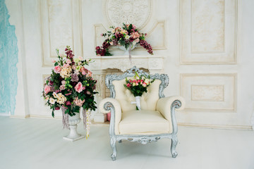 Fototapeta na wymiar светлый интерьер, кресло, красивые цветы