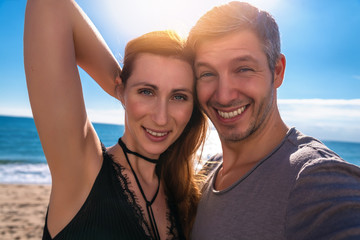 lucky couple with sea behind, glückliches pärchen im frühling