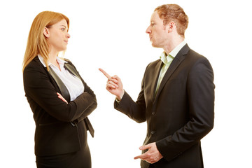 Zwei Gesch&auml;ftsleute streiten miteinander