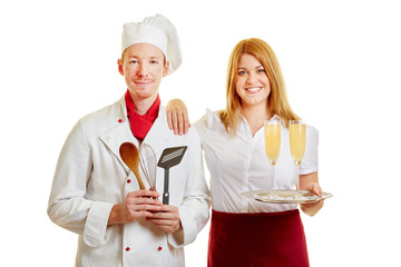 Koch und Kellnerin als Personal im Restaurant