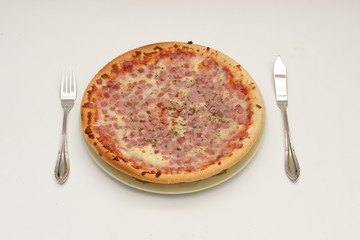 Pizza z szynką pieczona w piecu kamiennym