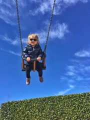 volando in alto con l'altalena